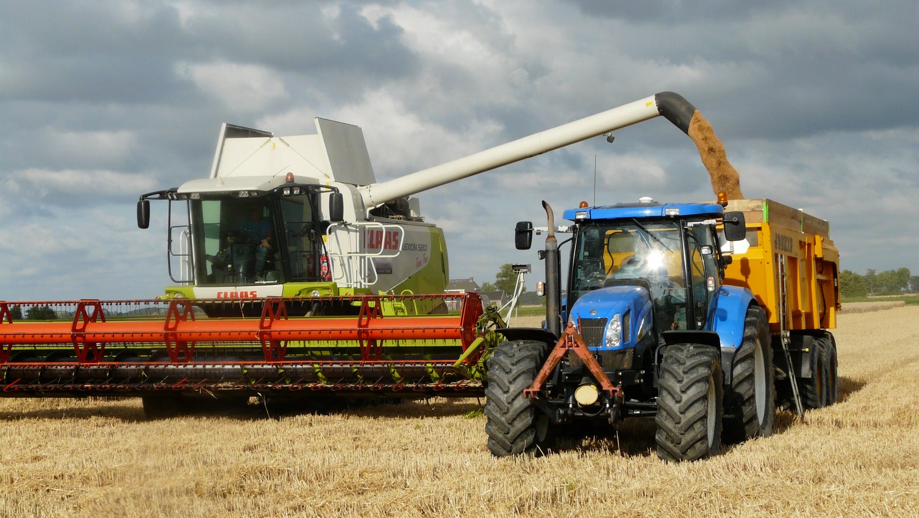 Traktor och skördetröska