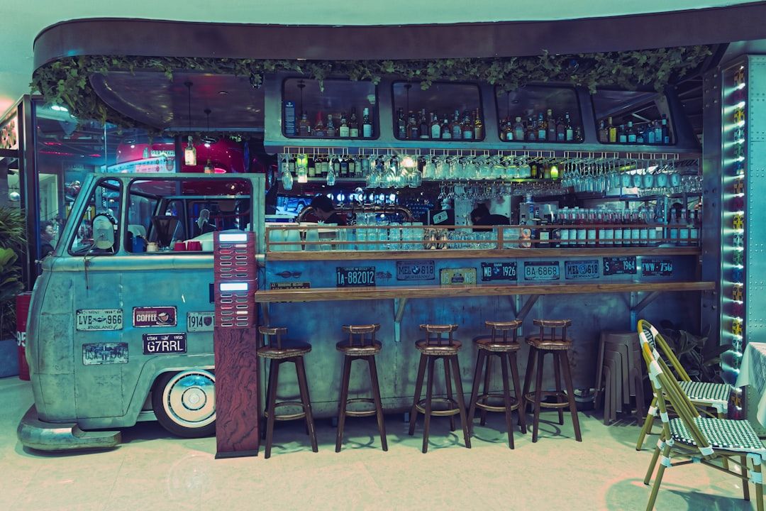 En bar designad som en ombyggd klassisk skåpbil med registreringsskyltar.