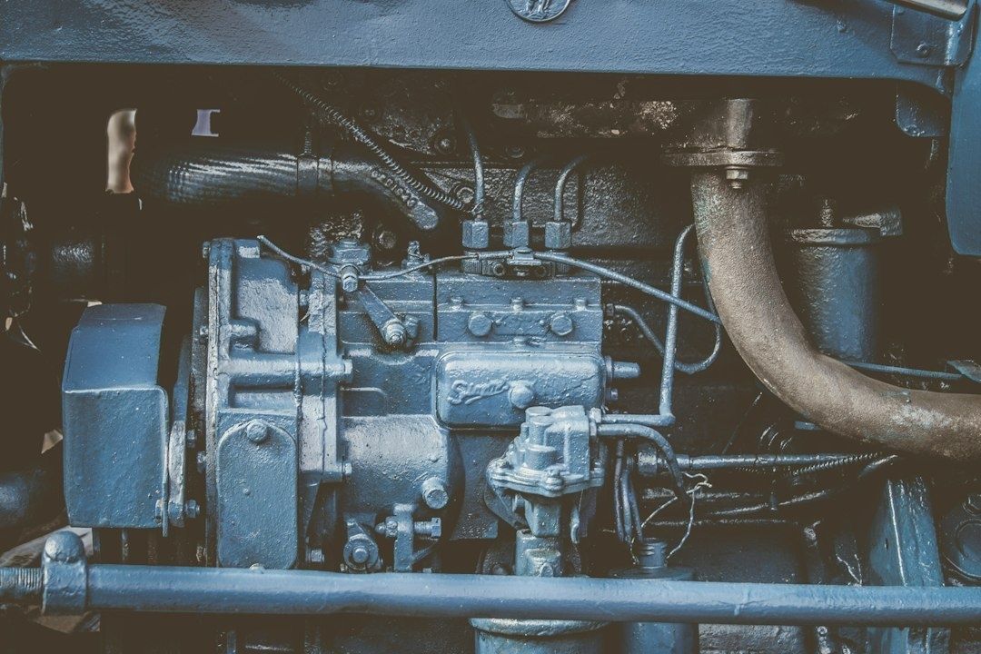 Närbild av traktorns dieselmotor med bränslepump och slangar